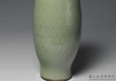 图片[3]-Olive-shaped vase with incised floral and latticework design in celadon glaze, Longquan ware, Ming Dynasty (1368-1644)-China Archive